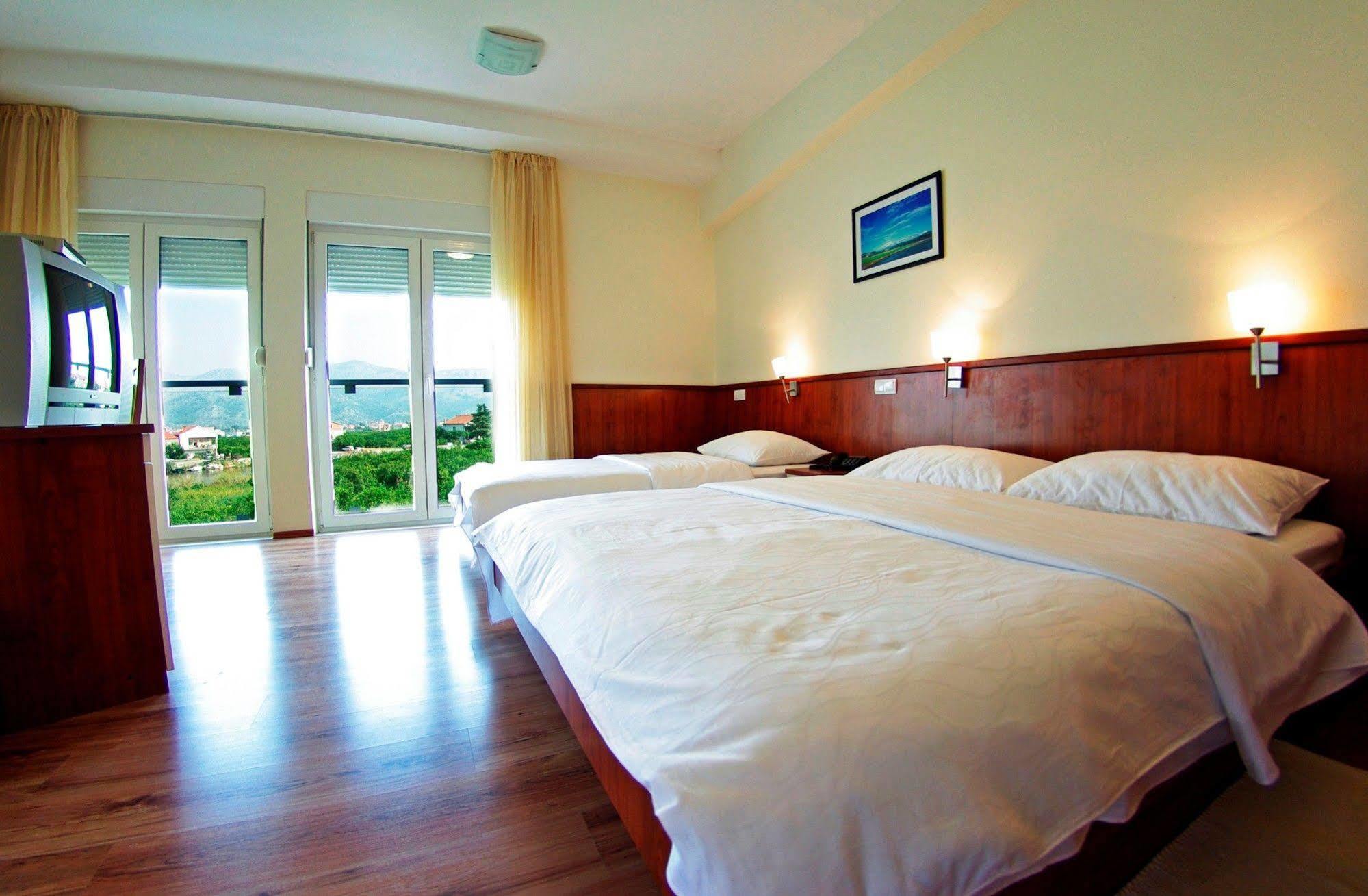 Hotel Merlot Opuzen  Экстерьер фото